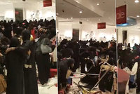 Muslimky vzaly útokem výprodej: Oblečení létalo vzduchem!