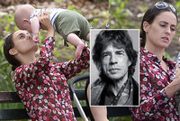 Nejmladší potomek Jaggera (73) z Rolling Stones: S maminkou (30) dováděl v parku