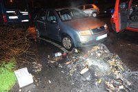 V Praze řádil žhář: V noci zapálil 14 popelnic, oheň poškodil zaparkované auto
