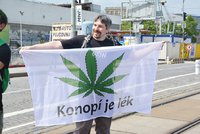 »Tráva je boží.« Prahou prošel průvod mládeže za legalizaci marihuany