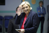 Večeře za 10 tisíc, večírky za 13 mega: Nacionalisté Le Penové se utrhli ze řetězu