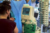 Unikátní přístroj nahrazuje ledviny: Poprvé v akci zachraňuje ženu, která spadla do Macochy