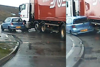Video z děsivé nehody: Náklaďák sejme auto přímo na křižovatce a vláčí ho s sebou