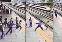 Video hrdiny: Muž strhne ženu jen vteřinu předtím, než skočí pod vlak