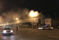 Noční drama v Kolbenově ulici: V průmyslovém areálu hořelo, hasiči zachránily čtyři osoby