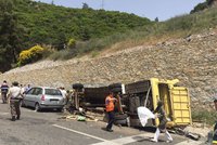 V Turecku zemřelo 23 turistů: Autobus s nimi sjel ze skály