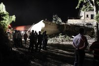 Děsivá železniční nehoda: Vlak vykolejil a narazil do domu! Dva lidé mrtví, sedm zraněných