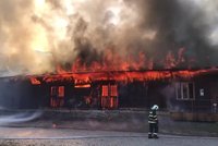 Požár průmyslového objektu v Otrokovicích: Žár tavil hasičům masky!