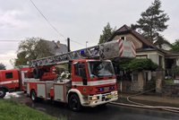 Počasí v Praze se stále zhoršuje: V Horních Počernicích zapálil dům blesk