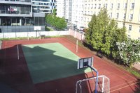 Školní hřiště v Holešovicích otevřeli veřejnosti: Praha 7 ho vybaví sportovním náčiním
