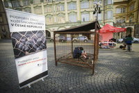 Na Malostranském náměstí sedí muž v kleci: Protestuje proti kožešinovým farmám