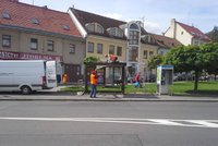 Zbraslav vyměňuje »polozničené« zastávky autobusů: Lidé se dočkají i nových chodníků