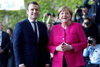 Macron jako první zamířil do Německa. Merkelová odmítá, že by byl její „pudlík“