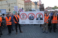 Babišovy útoky a Sobotkův chaos: Češi jdou na politiky peticemi, podpisů jsou tisíce