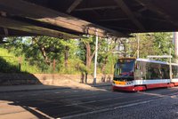 Provoz tramvají mezi Andělem a Smíchovským nádražím zastavil kamion: Uvízl v podjezdu