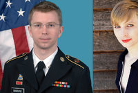 Transsexuální vojačka vyšla z basy. Manningová se ukázala s výstřihem a rtěnkou