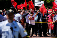 Demonstranty v USA napadla Erdoganova ochranka. Turecký prezident přihlížel