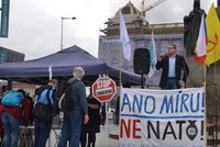 Desítky lidí se sešly na Václaváku: Demonstrovali proti členství Česka v NATO