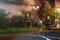 Tragédie v obci Zeleneč u Prahy: Při požáru rodinného domu zemřela jedna osoba