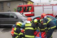 Dvě tragédie ve Slezsku: Čtrnáctiletý chlapec vypadl z okna, pětiletého hocha srazilo auto