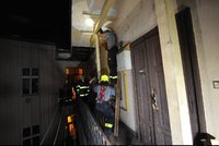 Na Vinohradech se zřítila část stropu pavlače: V noci tu zasahovali hasiči