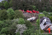Cisterna s 28 tunami cementu se zřítila ze srázu na Chrudimsku: Řidič jako zázrakem přežil
