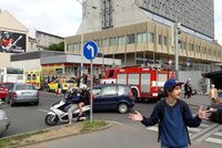 Metro C stálo kvůli pádu osoby po záchvatu do kolejiště: Muž skončil v nemocnici