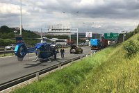 Dálnice D1 směrem do centra Prahy stojí: Srazilo se pět náklaďáků, zasahuje i vrtulník