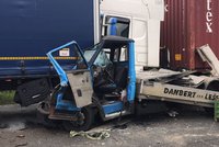 Hrůzná nehoda na D1: Dodávku sešrotovaly kamiony, řidič je v kritickém stavu
