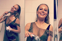 Sexy Simona Krainová pod sprchou: V podprsence a průsvitném triku!