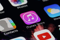 Aplikace, hudba i filmy za koruny. Apple převedl svoje obchody do lokálních měn