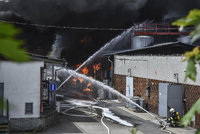Obří požár skladu hořlavin Severochema v Liberci: Jeden zraněný