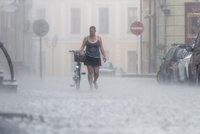 Bouřky vtrhnou do Česka, sledujte radar: Odborníci varují před přívalovým deštěm