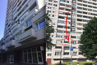 Tragédie v Kobylisích. Muž vyskočil z 10. patra, dopadl k sousedům na balkon