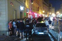 Zákaz kouření vyhnal lidi z barů. Dlouhá ulice zažila hádky a přecpané chodníky