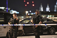 Policie postřelila v Londýně civilistu. Na útočníky vypálila 50x