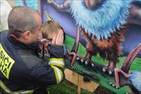 Malý chlapec zažil šok v Dinoparku na Harfě! V šabloně na focení mu uvízla hlava