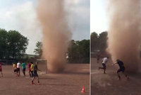 Malé tornádo „napadlo“ trénující fotbalisty: Mladíci se do něj vrhli