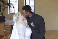 Další tajná svatba: Blonďatá zpěvačka s obřím dekoltem se vdala za exotického umělce