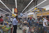 Supermarkety vzali útokem, ruší se lety: Katarská krize v islámském světě