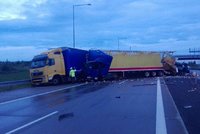 Nehoda tří kamionů zablokovala Pražský okruh: Bouralo se i v opačném směru