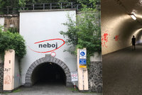 „Neboj,“ napsal brněnský umělec nad tunel v Praze. Lidé ale mají strach dál