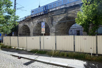 V Karlíně budou snášet starý ocelový most. Část ulice Prvního pluku se uzavře, autobusy pojedou jinudy
