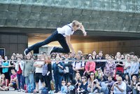 Bylo to o pusu. „Šílení“ akrobati zahájili festival Praha žije hudbou