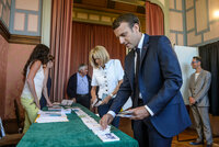 Macron dal ve Francii lekci tradičním stranám. Parlamentní volby jasně vyhrál