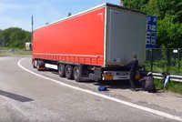 „Už se hrabou ven.“ Uprchlíci v Belgii obsadili český kamion, řidič spal