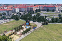Pláž v Praze 6: U Vítězného náměstí vznikne prostor s lehátky a hradem