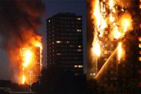 Ohnivé peklo v Londýně: Hoří bytový věžák, hrozí zřícení. Evakuace stovek lidí
