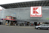 Kaufland dohání konkurenci a zvyšuje od června mzdy o 26 procent