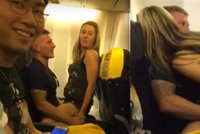 Sex v letadle Ryanair: Nebyla to soulož, ale jenom tanec na klíně v oblečení, tvrdí nestyda